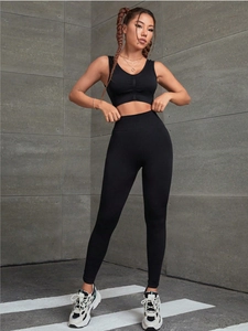 Détail d'un ensemble de yoga noir sans couture avec haut à col en V et legging taille haute