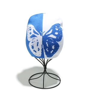 Vue détaillée du bonnet en tricot papillon bicolore avec motifs de couture bleu et blanc