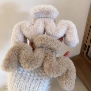 Detail von Plüsch-Haarklammern in Beige und Braun mit weicher Pelzstruktur in Großformat