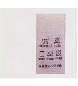 Étiquette d'entretien détaillée montrant 85% Polyamide et taille M pour lingerie dentelle