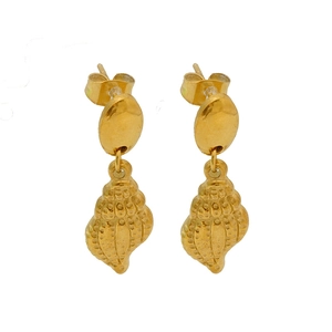 Vue détaillée des boucles d'oreilles dorées en forme de coquillage en acier titane