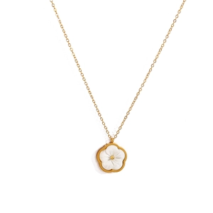 Collier élégant en or 18 carats avec pendentif fleur en nacre blanche sur fond blanc
