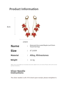 Détail de boucles d'oreilles feuille d'érable en strass rouges avec chaînes et mesures
