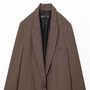 Détail du revers à encoche et de la poche sur ce blazer professionnel marron foncé