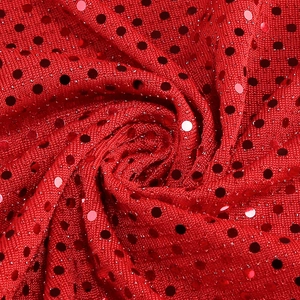 Détail de tissu à paillettes rouges avec plis en spirale pour robe de soirée