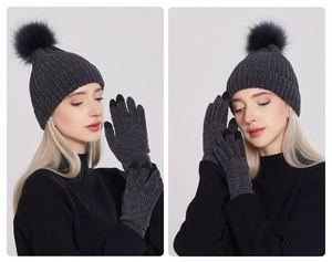 Detail von grauem Chenille-Strickmützen-Set mit Bommel und Touchscreen-Handschuhen