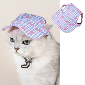 Dettaglio cappello parasole per cani a quadri fragola con fori per le orecchie