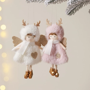 Poupées anges de Noël en peluche avec bois de renne sur branches de sapin givrées