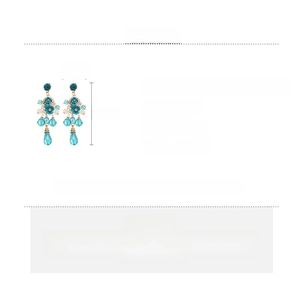 Détail des boucles d'oreilles fleur bleue et goutte avec cristaux et perles