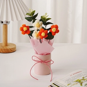 Detailansicht handgefertigter Häkelblumenstrauß mit 5 Puffblumen in rosa Eimer