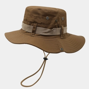 Détail d'un chapeau boonie marron foncé avec bord renforcé, aérations et mentonnière réglable