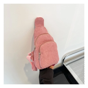 Detailaufnahme der rosa Cord-Umhängetasche mit Doppelreißverschluss und verstellbarem Gurt