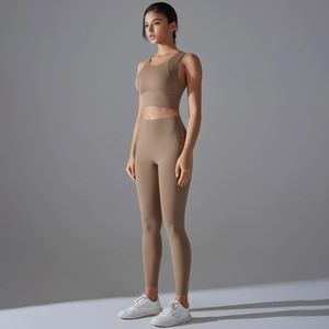 Detailansicht des khakifarbenen Yoga-Sets mit Sport-BH und High-Waist-Leggings