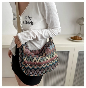 Détail du motif au crochet ondulé coloré et de la bandoulière en toile du grand sac
