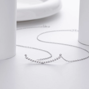 Vue macro du collier sourire en argent S925 avec incrustation de zircone étincelante
