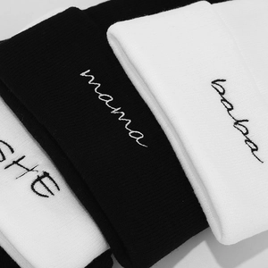 Berretti in maglia per coppie con ricamo 'mama' e 'baba' nei colori bianco e nero