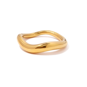 Bague irrégulière ondulée en acier inoxydable plaqué or 18 carats avec fini poli