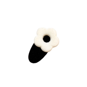 Fermaglio per capelli a margherita in velluto nero vintage con trama floccata chic