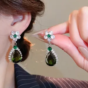Elegante set di orecchini pendenti con fiori in zircone e pietra verde a forma di pera