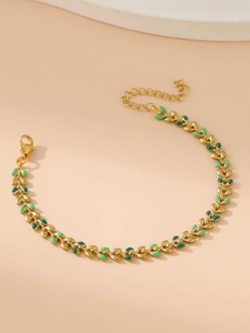 Vue détaillée d'un bracelet de feuilles dorées avec émail vert et fermoir mousqueton