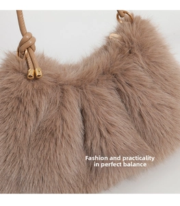 Détail du sac à bandoulière en fausse fourrure de vison avec poignée en cuir noué