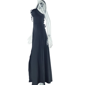 Détails de la robe bustier noire avec décolleté plissé et fente latérale fluide