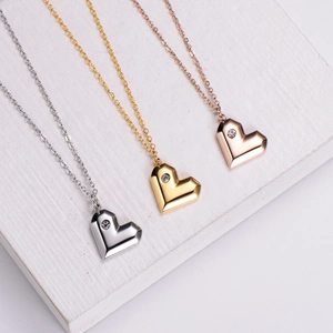 Colliers pendentifs en forme de cœur en or, argent et or rose avec un diamant solitaire