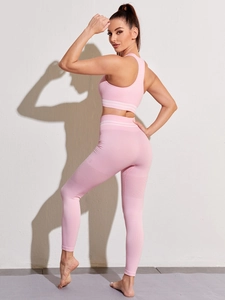 Vue latérale d'ensemble de yoga rose avec détails jacquard et taille nervurée
