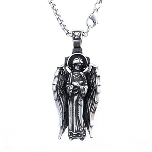 Pendentif ailes d'ange gothique en argent vieilli avec chaîne maille vénitienne