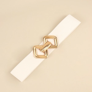 Détail de ceinture élastique beige avec une boucle géométrique en métal doré chic