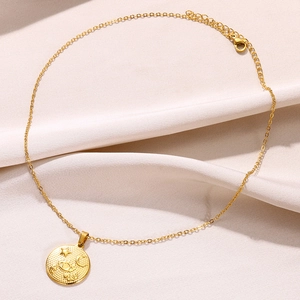 Vue détaillée du collier céleste plaqué or 18k avec pendentif gaufré oeil et étoile