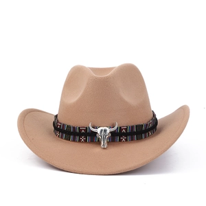 Détail d'un chapeau de cowboy camel avec bande ethnique tressée et décoration de tête de bœuf