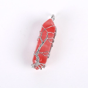 Detalle del colgante de piedra hexagonal roja envuelto en alambre de plata