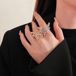 Adjustable gold butterfly ring with sparkling zircons and pearls for a luxury look