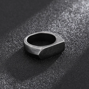 Macro dell'anello in acciaio inossidabile stile industriale con superfici piane