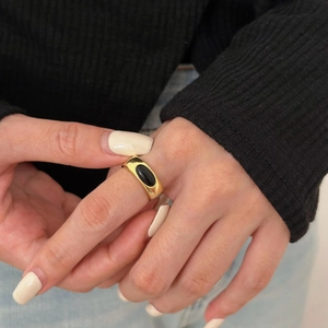 Minimalist 925 silver bamboo-style ring with black agate gemstone on finger