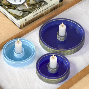 Set de trois bougeoirs rayés en résine avec bord doré et finition bleue texturée