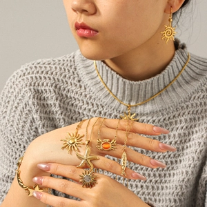 Ensemble collier en acier inoxydable plaqué or 18 carats avec pendentifs soleil et étoile
