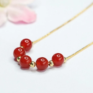 Collier élégant en agate rouge naturelle avec chaîne dorée et cinq perles pour femmes