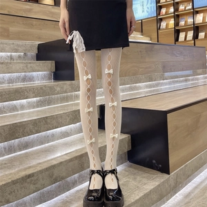 Detail der weißen Lolita-Spitzenstrumpfhose mit 3D-Schleifen und Netz-Rautenmuster