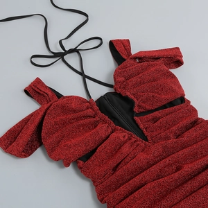 Gros plan sur le tissu pailleté rouge avec fronces et fermeture éclair au dos
