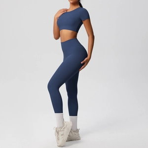 Vue latérale de l'ensemble de yoga bleu foncé avec crop top et legging taille haute
