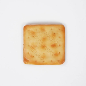Portachiavi realistico in PVC a forma di cracker con texture e incisione su sfondo bianco