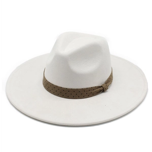 Détail du chapeau fedora blanc à larges bords avec ruban marron à pois et décoration nouée