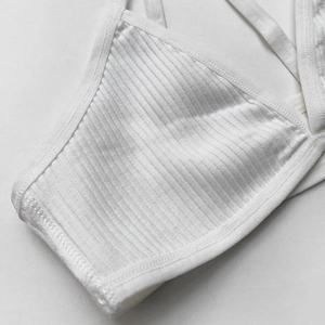Bralette en maille côtelée blanche pour femme avec fines bretelles croisées au dos