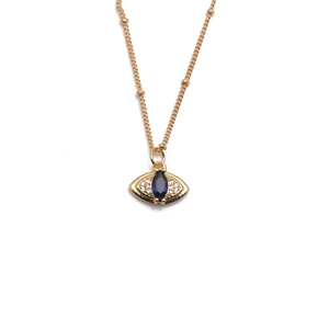 Dettaglio del ciondolo a occhio dorato con zircone blu e cristalli bianchi su catena