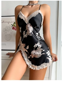 Détail de nuisette en satin à imprimé floral avec dentelle délicate et fines bretelles