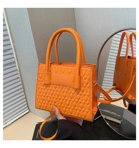 Détail du sac cabas matelassé orange avec texture mate et bandoulière