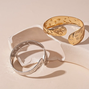 Bracciali rigidi aperti geometrici minimalisti in oro e argento con trama metallica