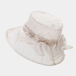 Détail d'un chapeau de soleil élégant avec nœud plissé multicouche et tissu texturé aéré